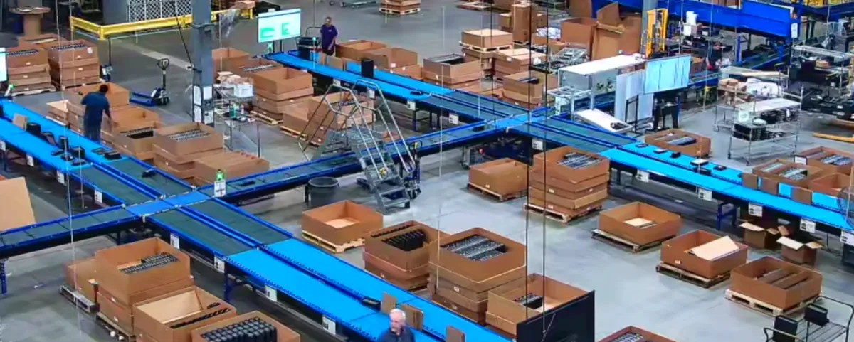 Automated conveyor sortation system in distribution center